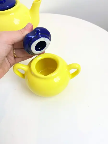 Foto de um(a) Bule e açucareiro em cerâmica, da categoria de Açucareiro. Jogo em cerâmica com bule e açucareiro. Leves marcas do tempo como os fios de cabelo. Medidas bule: 20x13cm. Medidas... Mostrado de uma perspectiva diferente. Vendido no marketplace Trésors.