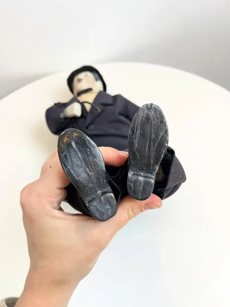 Foto de um(a) ​Boneco Charles Chaplin em porcelana e tecido, da categoria de Bonecos de arte. Boneco do Charles Chaplin em porcelana e tecido, com bengala em metal e chapéu em feltro. Marcas do tempo e uso mas sem nada... Mostrado de uma perspectiva diferente. Vendido no marketplace Trésors.
