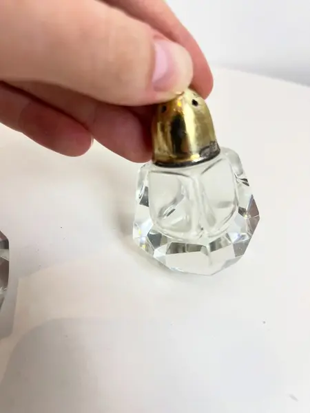 Foto de um(a) Saleiro e pimenteiro em cristal e metal, da categoria de Saleiros e pimenteiros. Dupla de saleiro e pimenteiro em cristal e metal banhado. Marcas do tempo e uso no metal. Mínimos e quase imperceptíveis... Mostrado de uma perspectiva diferente. Vendido no marketplace Trésors.