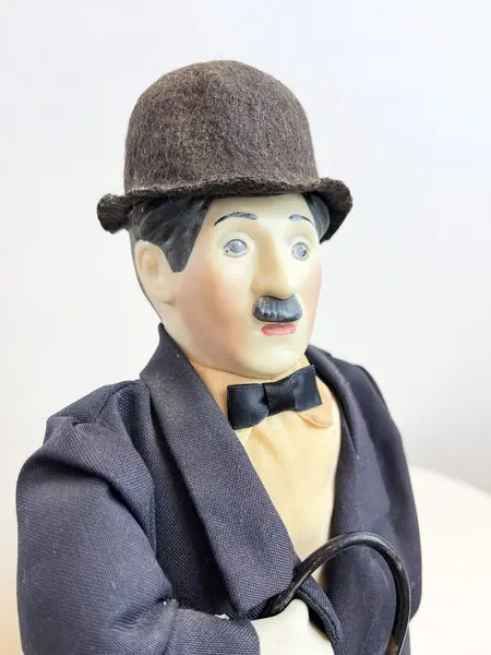 Foto de um(a) ​Boneco Charles Chaplin em porcelana e tecido, da categoria de Bonecos de arte. Boneco do Charles Chaplin em porcelana e tecido, com bengala em metal e chapéu em feltro. Marcas do tempo e uso mas sem nada... Mostrado de uma perspectiva diferente. Vendido no marketplace Trésors.