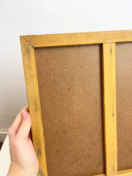 Foto de um(a) ​Bandeja em madeira e azulejo pintado a mão, da categoria de Bandejas. Bandeja ou quadro (como você preferir usar) em madeira e azulejo pintado a mão. Leves marcas do tempo e uso. Medidas:... Mostrado de uma perspectiva diferente. Vendido no marketplace Trésors.