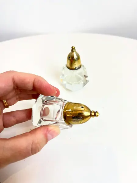 Foto de um(a) Saleiro e pimenteiro em cristal e metal, da categoria de Saleiros e pimenteiros. Dupla de saleiro e pimenteiro em cristal e metal banhado. Marcas do tempo e uso no metal. Mínimos e quase imperceptíveis... Mostrado de uma perspectiva diferente. Vendido no marketplace Trésors.