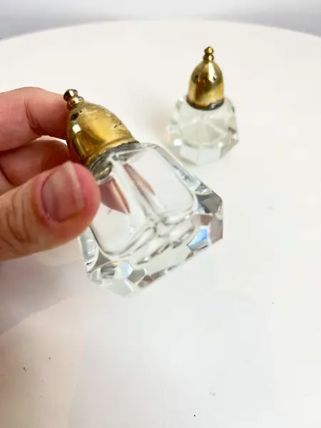 Foto de um(a) Saleiro e pimenteiro em cristal e metal, da categoria de Saleiros e pimenteiros. Dupla de saleiro e pimenteiro em cristal e metal banhado. Marcas do tempo e uso no metal. Mínimos e quase imperceptíveis... Mostrado de uma perspectiva diferente. Vendido no marketplace Trésors.