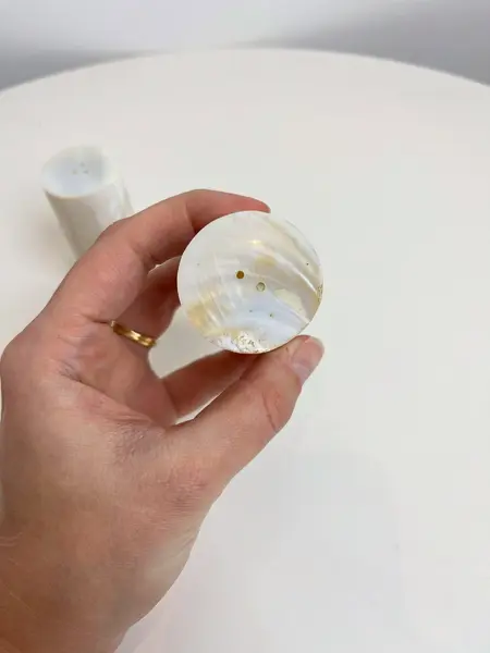 Foto de um(a) Saleiro e pimenteiro revestido em madrepérola, da categoria de Saleiros e pimenteiros. Dupla de saleiro e pimenteiro revestido em madrepérola. Leves marcas do tempo e uso. Medidas: 6x3cm cada. Mostrado de uma perspectiva diferente. Vendido no marketplace Trésors.