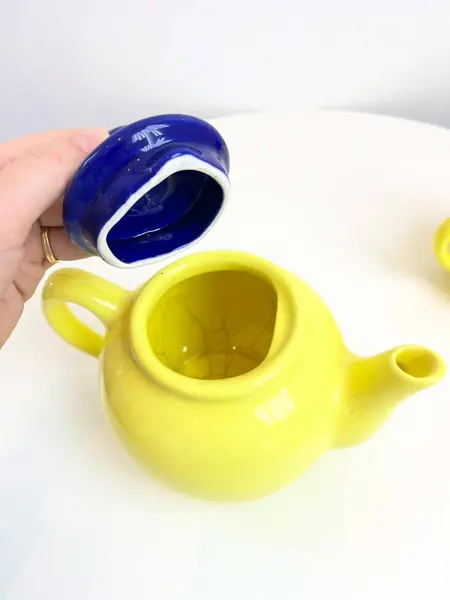 Foto de um(a) Bule e açucareiro em cerâmica, da categoria de Açucareiro. Jogo em cerâmica com bule e açucareiro. Leves marcas do tempo como os fios de cabelo. Medidas bule: 20x13cm. Medidas... Mostrado de uma perspectiva diferente. Vendido no marketplace Trésors.