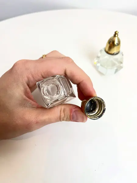 Foto de um(a) Saleiro e pimenteiro em cristal e metal, da categoria de Saleiros e pimenteiros. Dupla de saleiro e pimenteiro em cristal e metal banhado. Marcas do tempo e uso no metal. Mínimos e quase imperceptíveis... Mostrado de uma perspectiva diferente. Vendido no marketplace Trésors.