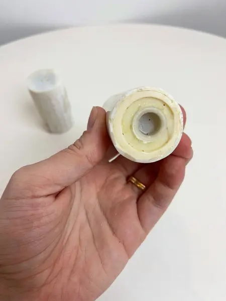 Foto de um(a) Saleiro e pimenteiro revestido em madrepérola, da categoria de Saleiros e pimenteiros. Dupla de saleiro e pimenteiro revestido em madrepérola. Leves marcas do tempo e uso. Medidas: 6x3cm cada. Mostrado de uma perspectiva diferente. Vendido no marketplace Trésors.