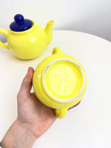 Foto de um(a) Bule e açucareiro em cerâmica, da categoria de Açucareiro. Jogo em cerâmica com bule e açucareiro. Leves marcas do tempo como os fios de cabelo. Medidas bule: 20x13cm. Medidas... Mostrado de uma perspectiva diferente. Vendido no marketplace Trésors.