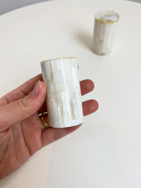 Foto de um(a) Saleiro e pimenteiro revestido em madrepérola, da categoria de Saleiros e pimenteiros. Dupla de saleiro e pimenteiro revestido em madrepérola. Leves marcas do tempo e uso. Medidas: 6x3cm cada. Mostrado de uma perspectiva diferente. Vendido no marketplace Trésors.