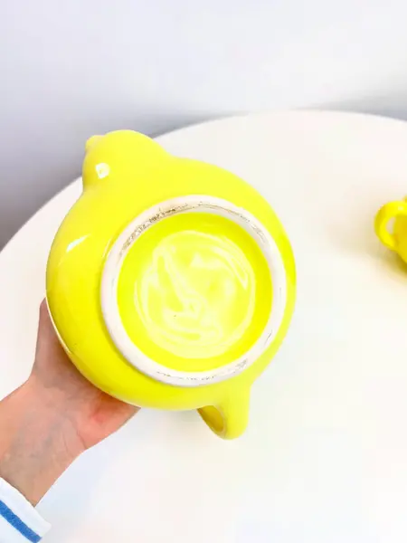 Foto de um(a) Bule e açucareiro em cerâmica, da categoria de Açucareiro. Jogo em cerâmica com bule e açucareiro. Leves marcas do tempo como os fios de cabelo. Medidas bule: 20x13cm. Medidas... Mostrado de uma perspectiva diferente. Vendido no marketplace Trésors.