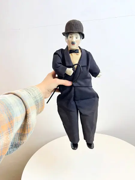 Foto de um(a) ​Boneco Charles Chaplin em porcelana e tecido, da categoria de Bonecos de arte. Boneco do Charles Chaplin em porcelana e tecido, com bengala em metal e chapéu em feltro. Marcas do tempo e uso mas sem nada... Mostrado de uma perspectiva diferente. Vendido no marketplace Trésors.