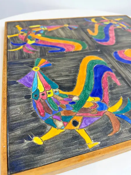 Foto de um(a) ​Bandeja em madeira e azulejo pintado a mão, da categoria de Bandejas. Bandeja ou quadro (como você preferir usar) em madeira e azulejo pintado a mão. Leves marcas do tempo e uso. Medidas:... Mostrado de uma perspectiva diferente. Vendido no marketplace Trésors.