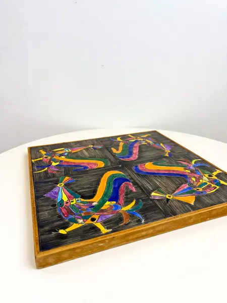 Foto de um(a) ​Bandeja em madeira e azulejo pintado a mão, da categoria de Bandejas. Bandeja ou quadro (como você preferir usar) em madeira e azulejo pintado a mão. Leves marcas do tempo e uso. Medidas:... Mostrado de uma perspectiva diferente. Vendido no marketplace Trésors.