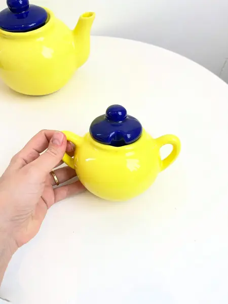 Foto de um(a) Bule e açucareiro em cerâmica, da categoria de Açucareiro. Jogo em cerâmica com bule e açucareiro. Leves marcas do tempo como os fios de cabelo. Medidas bule: 20x13cm. Medidas... Mostrado de uma perspectiva diferente. Vendido no marketplace Trésors.