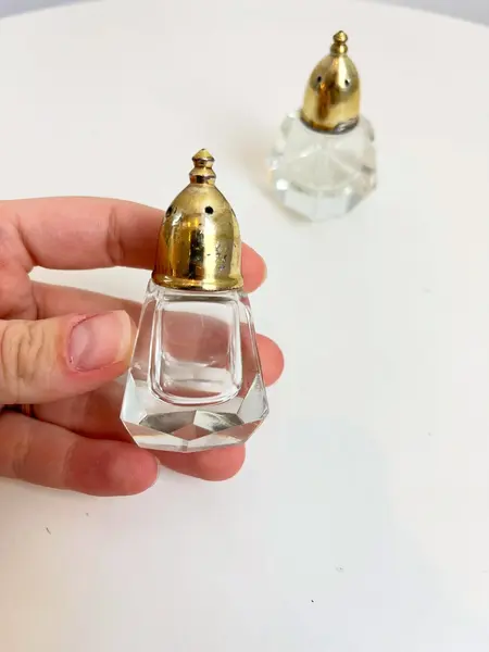 Foto de um(a) Saleiro e pimenteiro em cristal e metal, da categoria de Saleiros e pimenteiros. Dupla de saleiro e pimenteiro em cristal e metal banhado. Marcas do tempo e uso no metal. Mínimos e quase imperceptíveis... Mostrado de uma perspectiva diferente. Vendido no marketplace Trésors.