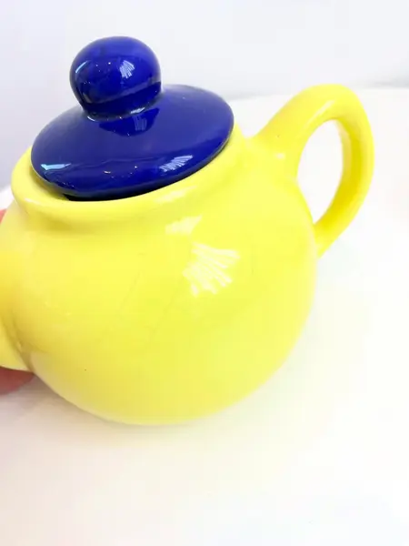 Foto de um(a) Bule e açucareiro em cerâmica, da categoria de Açucareiro. Jogo em cerâmica com bule e açucareiro. Leves marcas do tempo como os fios de cabelo. Medidas bule: 20x13cm. Medidas... Mostrado de uma perspectiva diferente. Vendido no marketplace Trésors.