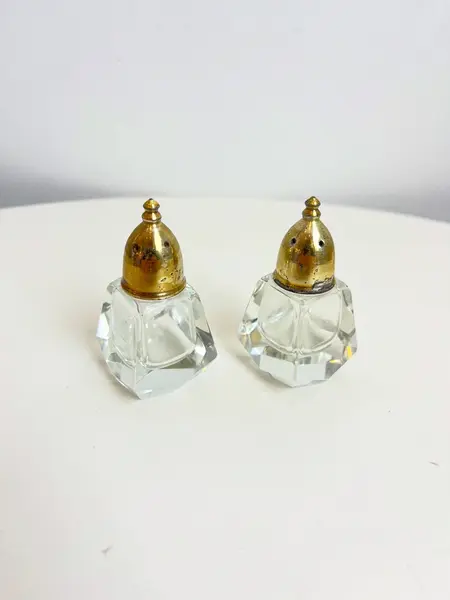 Foto de um(a) Saleiro e pimenteiro em cristal e metal, da categoria de Saleiros e pimenteiros. Dupla de saleiro e pimenteiro em cristal e metal banhado. Marcas do tempo e uso no metal. Mínimos e quase imperceptíveis... Mostrado de uma perspectiva diferente. Vendido no marketplace Trésors.