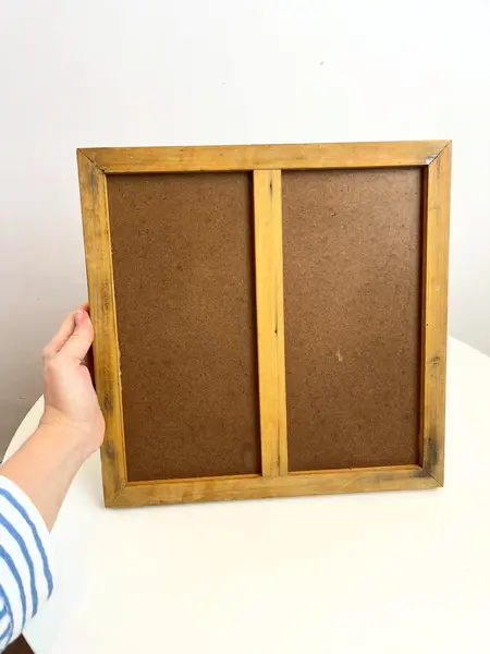 Foto de um(a) ​Bandeja em madeira e azulejo pintado a mão, da categoria de Bandejas. Bandeja ou quadro (como você preferir usar) em madeira e azulejo pintado a mão. Leves marcas do tempo e uso. Medidas:... Mostrado de uma perspectiva diferente. Vendido no marketplace Trésors.