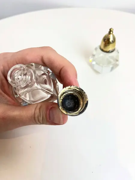 Foto de um(a) Saleiro e pimenteiro em cristal e metal, da categoria de Saleiros e pimenteiros. Dupla de saleiro e pimenteiro em cristal e metal banhado. Marcas do tempo e uso no metal. Mínimos e quase imperceptíveis... Mostrado de uma perspectiva diferente. Vendido no marketplace Trésors.