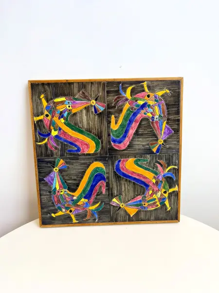 Foto de um(a) ​Bandeja em madeira e azulejo pintado a mão, da categoria de Bandejas. Bandeja ou quadro (como você preferir usar) em madeira e azulejo pintado a mão. Leves marcas do tempo e uso. Medidas:... Mostrado de uma perspectiva diferente. Vendido no marketplace Trésors.