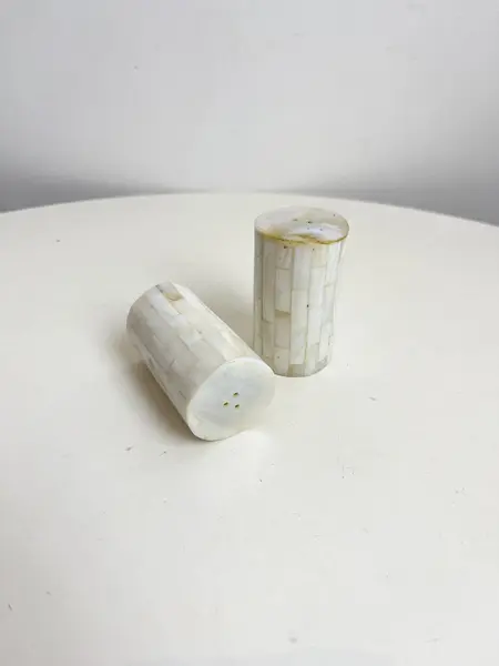 Foto de um(a) Saleiro e pimenteiro revestido em madrepérola, da categoria de Saleiros e pimenteiros. Dupla de saleiro e pimenteiro revestido em madrepérola. Leves marcas do tempo e uso. Medidas: 6x3cm cada. Mostrado de uma perspectiva diferente. Vendido no marketplace Trésors.