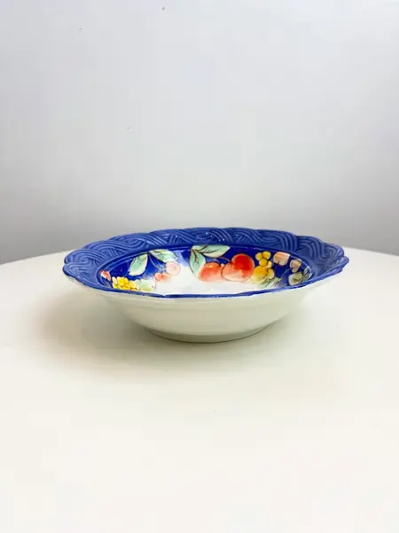 Foto de um(a) ​Travessa em porcelana italiana, da categoria de Travessas e tigelas. Travessa em porcelana italiana estampada. Mínimas marcas do tempo e uso. Medidas: 22x5cm. Mostrado de uma perspectiva diferente. Vendido no marketplace Trésors.