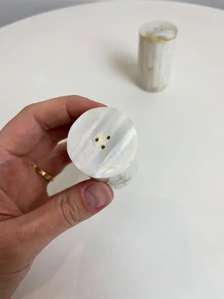 Foto de um(a) Saleiro e pimenteiro revestido em madrepérola, da categoria de Saleiros e pimenteiros. Dupla de saleiro e pimenteiro revestido em madrepérola. Leves marcas do tempo e uso. Medidas: 6x3cm cada. Mostrado de uma perspectiva diferente. Vendido no marketplace Trésors.