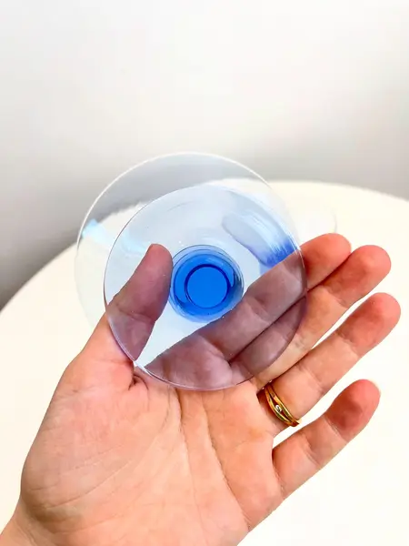 Foto de um(a) Dupla de taças azuis para martini, da categoria de Taças. Dupla de taças para Martini/champanhe em fino vidro azul. Mínimos lascados na borda. Medidas: 12x7cm 2 duplas disponíveis -... Mostrado de uma perspectiva diferente. Vendido no marketplace Trésors.