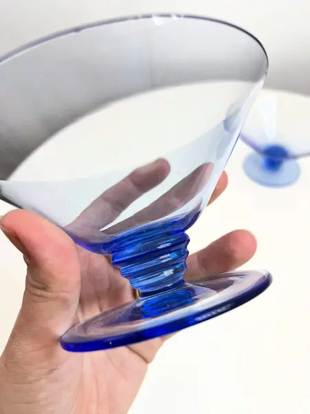 Foto de um(a) Dupla de taças azuis para martini, da categoria de Taças. Dupla de taças para Martini/champanhe em fino vidro azul. Mínimos lascados na borda. Medidas: 12x7cm 2 duplas disponíveis -... Mostrado de uma perspectiva diferente. Vendido no marketplace Trésors.