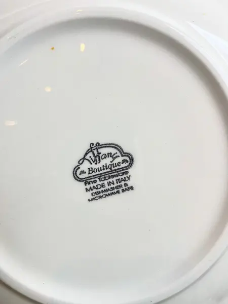 Foto de um(a) ​Prato para doces em porcelana italiana, da categoria de Travessas e tigelas. Prato para doces em porcelana italiana estampada. Possui um lascado na borda como nas fotos. Medidas: 28cm de diâmetro. Mostrado de uma perspectiva diferente. Vendido no marketplace Trésors.