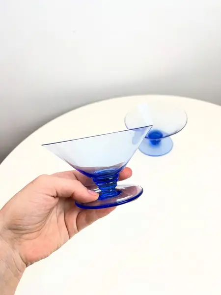 Foto de um(a) Dupla de taças azuis para martini, da categoria de Taças. Dupla de taças para Martini/champanhe em fino vidro azul. Mínimos lascados na borda. Medidas: 12x7cm 2 duplas disponíveis -... Mostrado de uma perspectiva diferente. Vendido no marketplace Trésors.