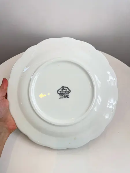 Foto de um(a) ​Prato para doces em porcelana italiana, da categoria de Travessas e tigelas. Prato para doces em porcelana italiana estampada. Possui um lascado na borda como nas fotos. Medidas: 28cm de diâmetro. Mostrado de uma perspectiva diferente. Vendido no marketplace Trésors.