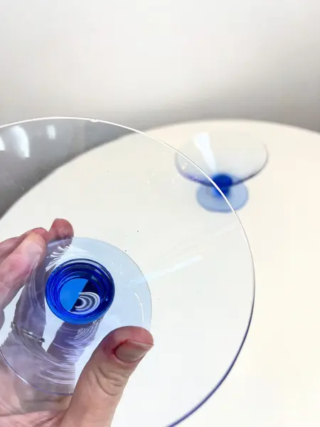 Foto de um(a) Dupla de taças azuis para martini, da categoria de Taças. Dupla de taças para Martini/champanhe em fino vidro azul. Mínimos lascados na borda. Medidas: 12x7cm 2 duplas disponíveis -... Mostrado de uma perspectiva diferente. Vendido no marketplace Trésors.