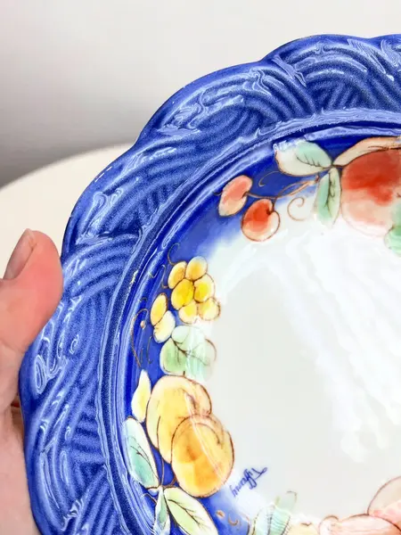 Foto de um(a) ​Travessa em porcelana italiana, da categoria de Travessas e tigelas. Travessa em porcelana italiana estampada. Mínimas marcas do tempo e uso. Medidas: 22x5cm. Mostrado de uma perspectiva diferente. Vendido no marketplace Trésors.