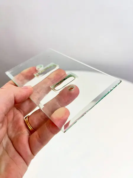 Foto de um(a) ​Espelho de tomada em cristal bisotê, da categoria de Metais, louças e acessórios. Espelho de tomada em cristal bisotê sem parafusos. Mínimos bicados nos cantinhos. Medidas: 12,5x8cm. Mostrado de uma perspectiva diferente. Vendido no marketplace Trésors.