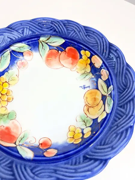 Foto de um(a) ​Travessa em porcelana italiana, da categoria de Travessas e tigelas. Travessa em porcelana italiana estampada. Mínimas marcas do tempo e uso. Medidas: 22x5cm. Mostrado de uma perspectiva diferente. Vendido no marketplace Trésors.