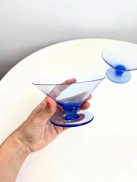 Foto de um(a) Dupla de taças azuis para martini, da categoria de Taças. Dupla de taças para Martini/champanhe em fino vidro azul. Mínimos lascados na borda. Medidas: 12x7cm 2 duplas disponíveis -... Mostrado de uma perspectiva diferente. Vendido no marketplace Trésors.