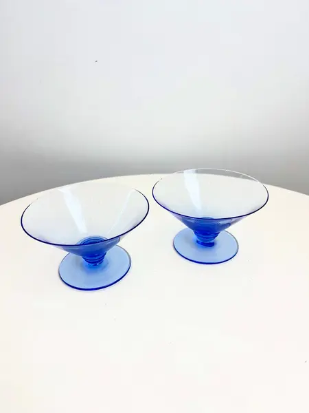 Foto de um(a) Dupla de taças azuis para martini, da categoria de Taças. Dupla de taças para Martini/champanhe em fino vidro azul. Mínimos lascados na borda. Medidas: 12x7cm 2 duplas disponíveis -... Mostrado de uma perspectiva diferente. Vendido no marketplace Trésors.