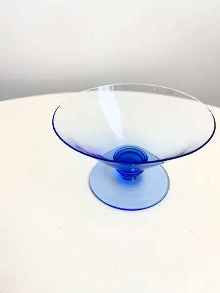 Foto de um(a) Dupla de taças azuis para martini, da categoria de Taças. Dupla de taças para Martini/champanhe em fino vidro azul. Mínimos lascados na borda. Medidas: 12x7cm 2 duplas disponíveis -... Mostrado de uma perspectiva diferente. Vendido no marketplace Trésors.