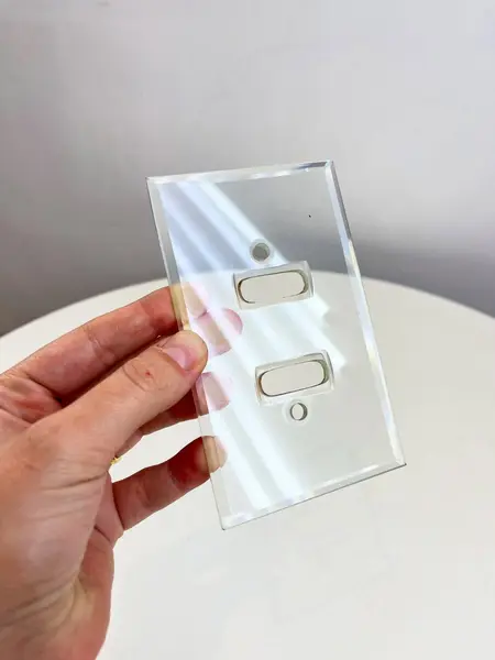 Foto de um(a) ​Espelho de tomada em cristal bisotê, da categoria de Metais, louças e acessórios. Espelho de tomada em cristal bisotê sem parafusos. Mínimos bicados nos cantinhos. Medidas: 12,5x8cm. Mostrado de uma perspectiva diferente. Vendido no marketplace Trésors.