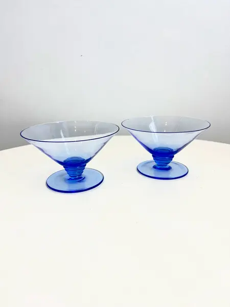 Foto de um(a) Dupla de taças azuis para martini, da categoria de Taças. Dupla de taças para Martini/champanhe em fino vidro azul. Mínimos lascados na borda. Medidas: 12x7cm 2 duplas disponíveis -... Mostrado de uma perspectiva diferente. Vendido no marketplace Trésors.