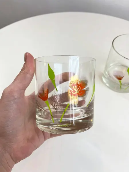 Foto de um(a) Conjunto com 04 copos em vidro estampado - Couroc, da categoria de Copos. Conjunto com 04 copos em vidro estampado da marca Couroc. Leve desgaste na estampa. Medidas: 9x8cm. Mostrado de uma perspectiva diferente. Vendido no marketplace Trésors.