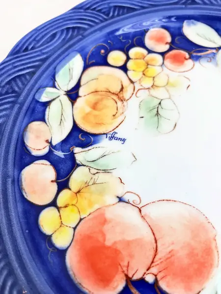 Foto de um(a) ​Prato para doces em porcelana italiana, da categoria de Travessas e tigelas. Prato para doces em porcelana italiana estampada. Possui um lascado na borda como nas fotos. Medidas: 28cm de diâmetro. Mostrado de uma perspectiva diferente. Vendido no marketplace Trésors.