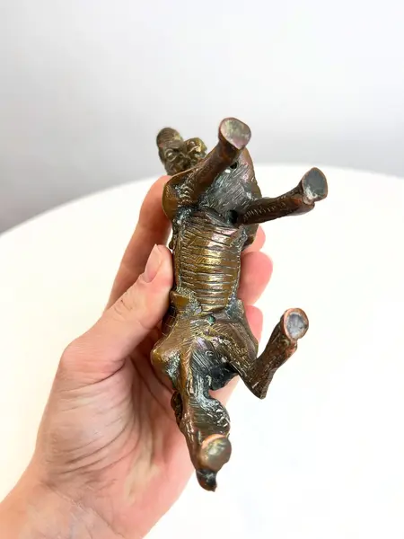 Foto de um(a) ​Escultura de cavalo em bronze cinzelado, da categoria de Escultura. Escultura de cavalo em bronze cinzelado. Marcas do tempo como nas fotos. Medidas: 11x12cm. Mostrado de uma perspectiva diferente. Vendido no marketplace Trésors.