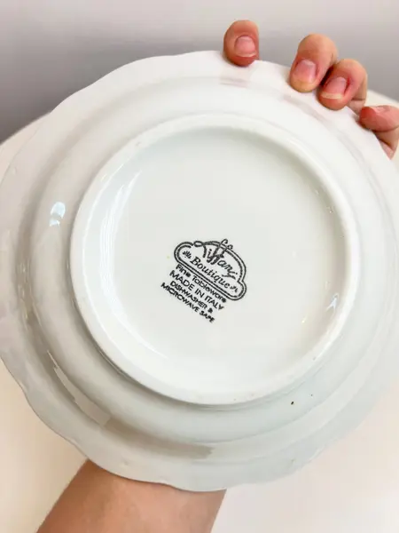 Foto de um(a) ​Travessa em porcelana italiana, da categoria de Travessas e tigelas. Travessa em porcelana italiana estampada. Mínimas marcas do tempo e uso. Medidas: 22x5cm. Mostrado de uma perspectiva diferente. Vendido no marketplace Trésors.