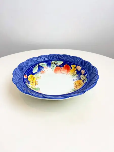 Foto de um(a) ​Travessa em porcelana italiana, da categoria de Travessas e tigelas. Travessa em porcelana italiana estampada. Mínimas marcas do tempo e uso. Medidas: 22x5cm. Mostrado de uma perspectiva diferente. Vendido no marketplace Trésors.