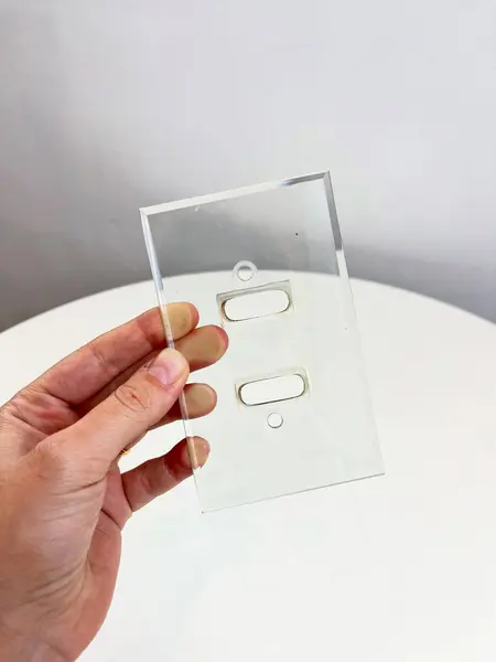 Foto de um(a) ​Espelho de tomada em cristal bisotê, da categoria de Metais, louças e acessórios. Espelho de tomada em cristal bisotê sem parafusos. Mínimos bicados nos cantinhos. Medidas: 12,5x8cm. Mostrado de uma perspectiva diferente. Vendido no marketplace Trésors.