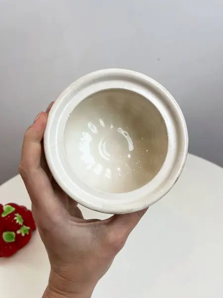 Foto de um(a) Açucareiro em cerâmica pintada, da categoria de Açucareiro. Açucareiro em cerâmica pintada. Marcas do tempo e uso e um restauro na pontinha do morango como mostrado nas fotos. ... Mostrado de uma perspectiva diferente. Vendido no marketplace Trésors.