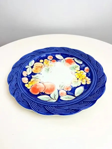 Foto de um(a) ​Prato para doces em porcelana italiana, da categoria de Travessas e tigelas. Prato para doces em porcelana italiana estampada. Possui um lascado na borda como nas fotos. Medidas: 28cm de diâmetro. Mostrado de uma perspectiva diferente. Vendido no marketplace Trésors.