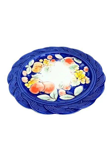 Foto de um(a) ​Prato para doces em porcelana italiana, da categoria de Travessas e tigelas. Prato para doces em porcelana italiana estampada. Possui um lascado na borda como nas fotos. Medidas: 28cm de diâmetro. Vendido no marketplace Trésors.